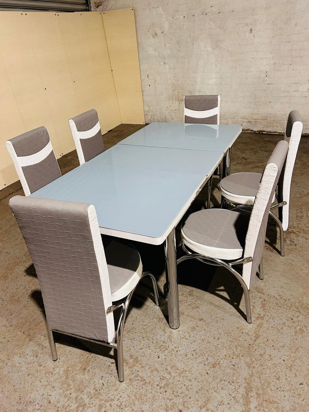 Extendable Glass Dining Table with 6 Chairs in grey & white from Kensley Home