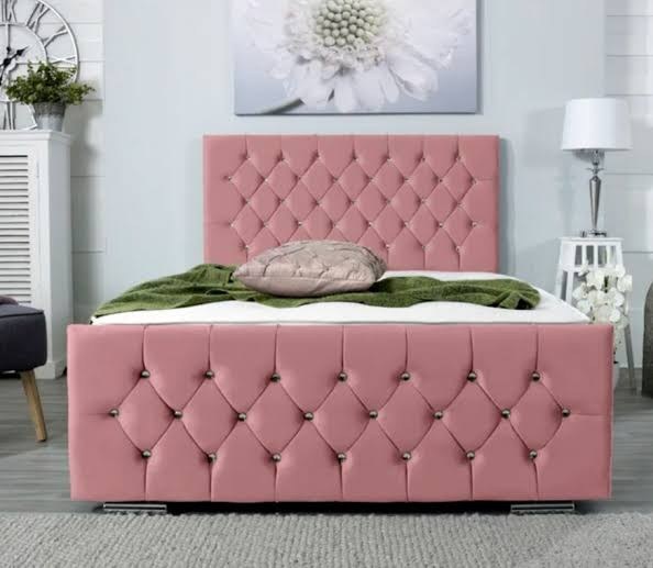 Pink velvet Florida Bed with diamond-buttoned headboard