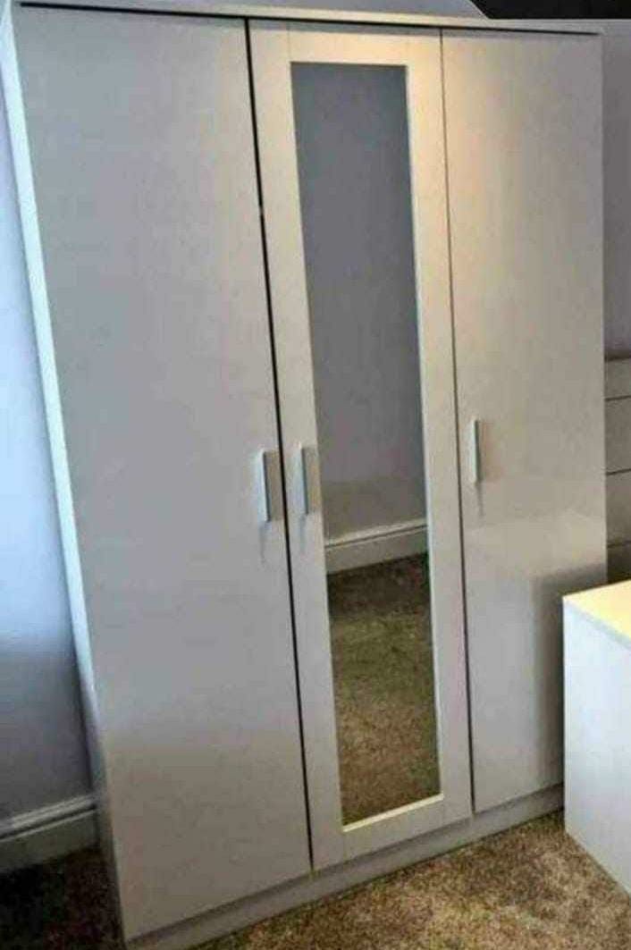 Light grey 3-door wardrobe with a full-length mirror door